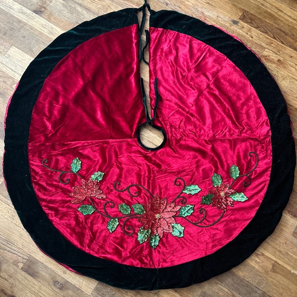 Elegant Red and Black Velvet Tree Skirt